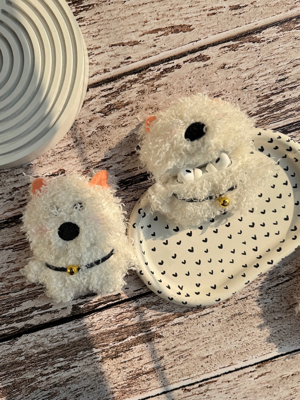 7f9723.jpeg کاور ایرپاد سگ سفید زنگوله دار پشمالو (کدa0202) - تصویر 1