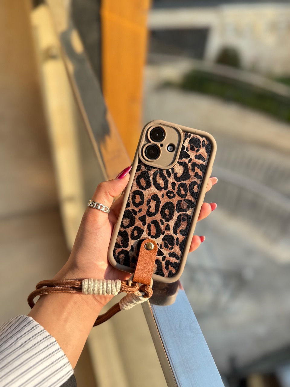 8a0330.jpeg قاب پلنگی قهوه ای سالید با آویز آیفون سامسونگ شیائومی (کدC1925) - تصویر 1