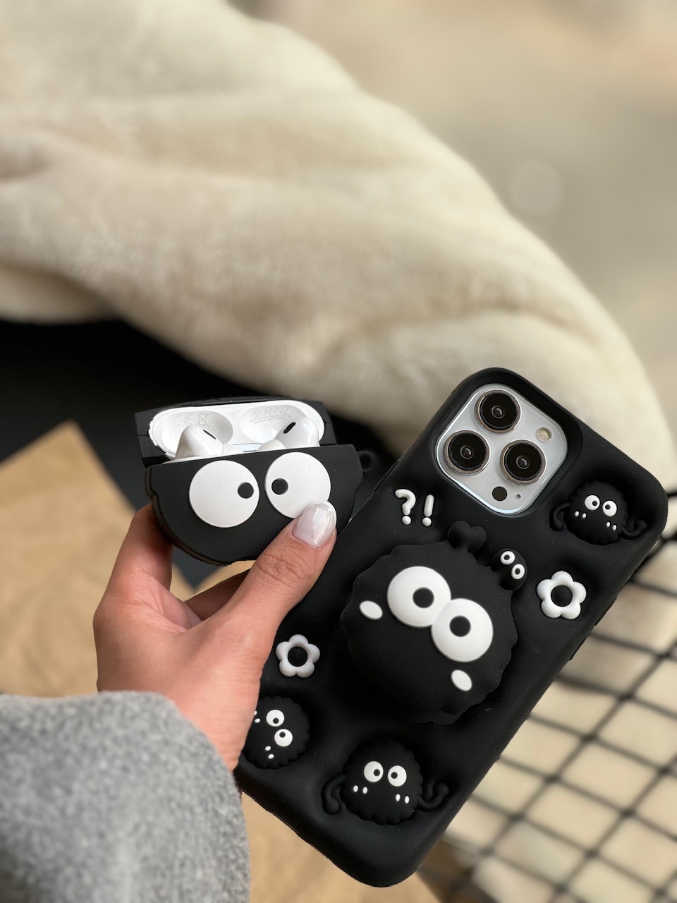 92db84.jpeg کاور ایرپاد هپل دو چشم سیلیکونی (کدa0108) - تصویر 1