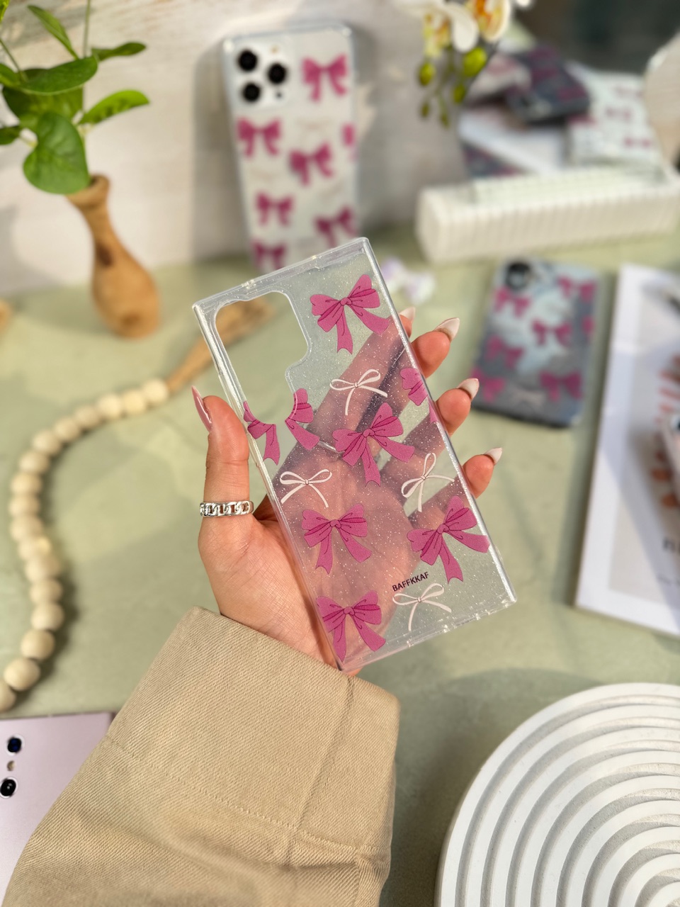 9ea1e7.jpeg قاب پاپیون صورتی اکلیلی پشت طلق آیفون ، سامسونگ ، شیائومی (کدC1886) - تصویر 1