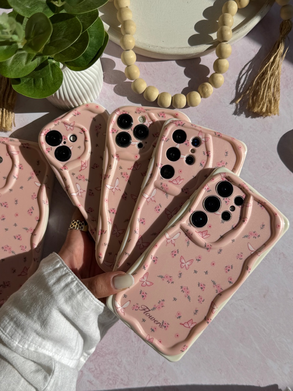 ae981e.jpeg قاب Peachy Flowers & butterfly آیفون ، سامسونگ ، شیائومی (کدC2092) - تصویر 1