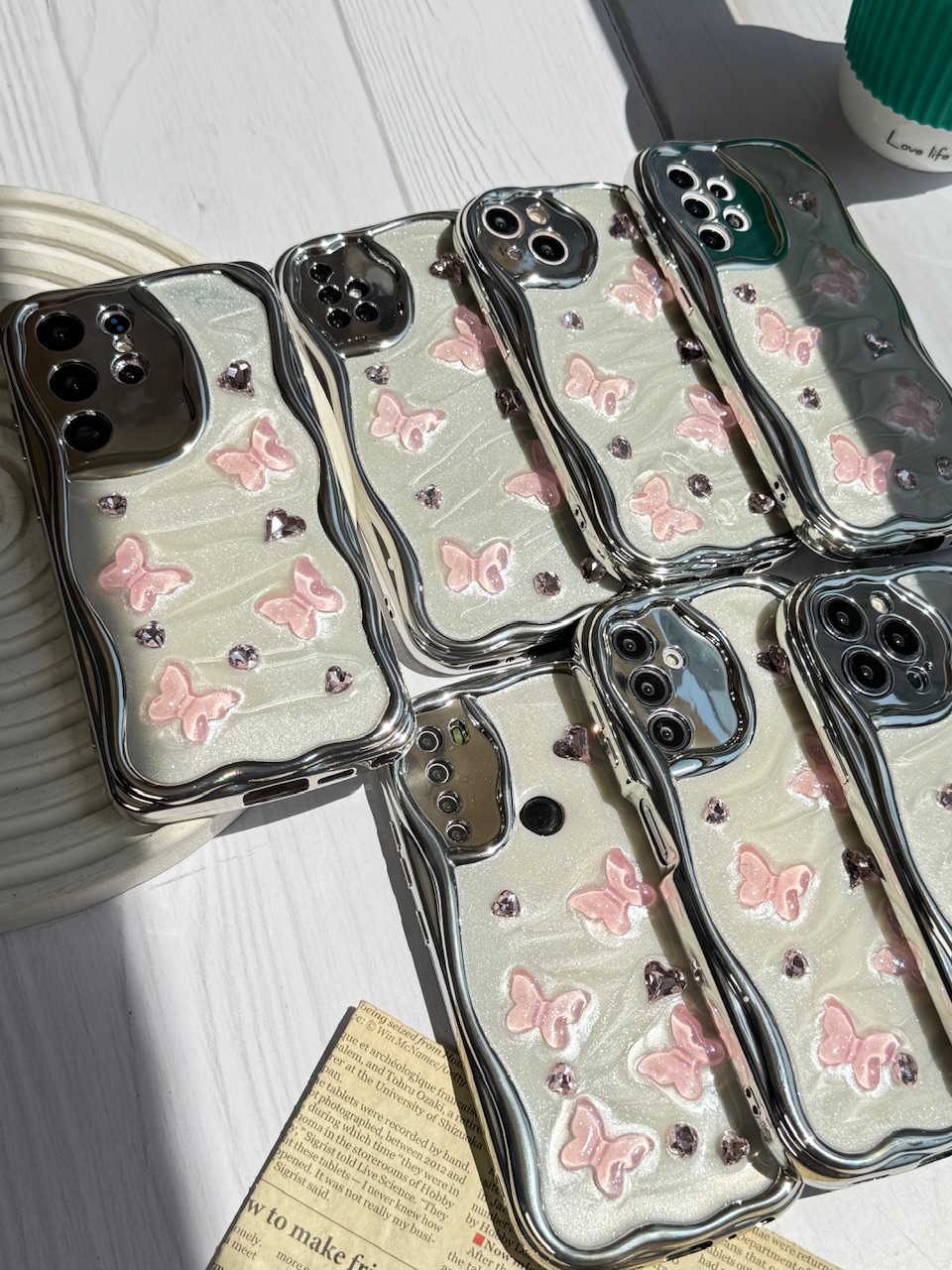 b70312.jpeg قاب کرومی پروانه و قلب صورتی آیفون و اندرویدی (کدC1825) - تصویر 1
